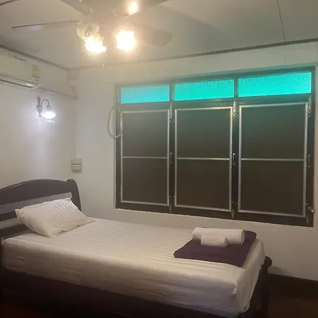 Tata Guesthouse Chiang Mai Extérieur photo